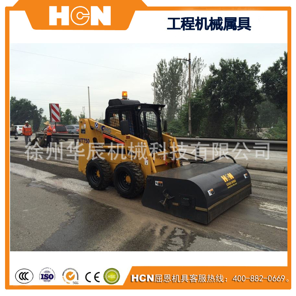 滑移清掃車 場地清掃滑移清掃車 HCN屈恩機具滑移清掃車專注清掃示例圖1